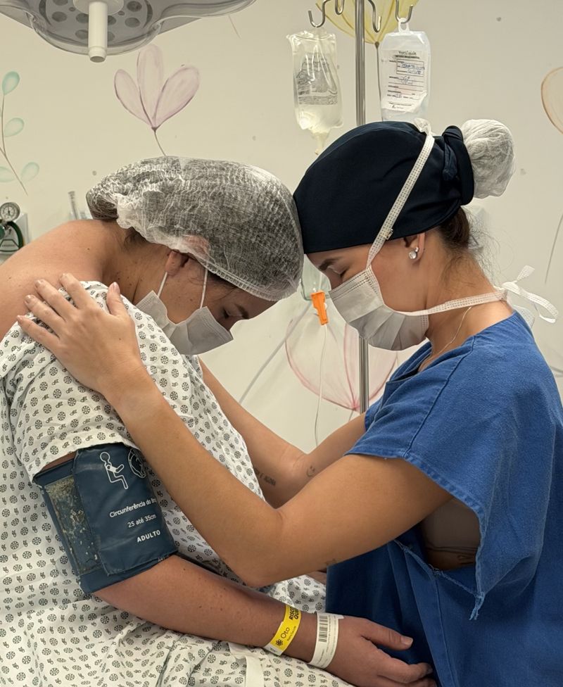 Dra. Amanda Galdino acolhendo uma gestante no centro obstétrico